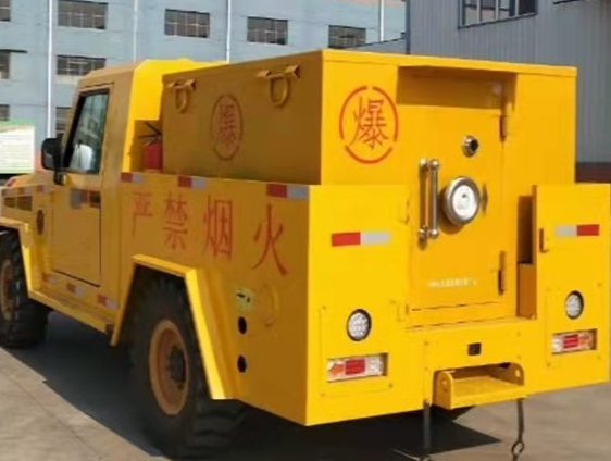 三家镇凯龙爆破器材运输车：保障爆破任务的安全运行